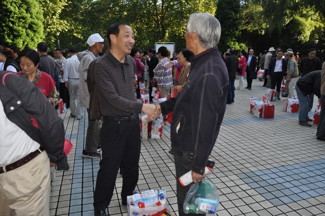 我院組織離退休職工開(kāi)展重陽節遊園見面(miàn)會(圖3)