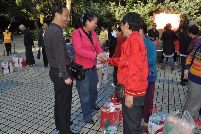 我院組織離退休職工開(kāi)展重陽節遊園見面(miàn)會(圖6)