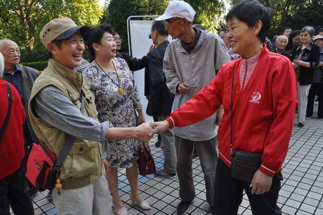 我院組織離退休職工開(kāi)展重陽節遊園見面(miàn)會(圖7)