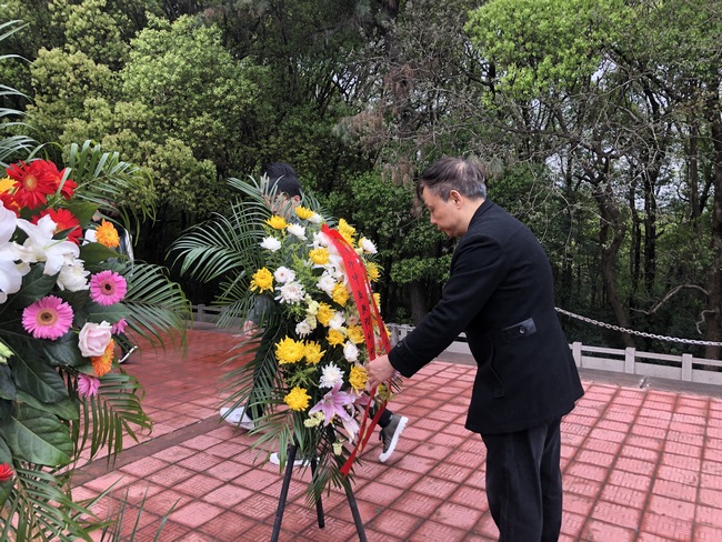 學(xué)黨史 祭英烈 傳承紅色基因——我院外科四支部組織開(kāi)展清明祭掃活動(圖2)