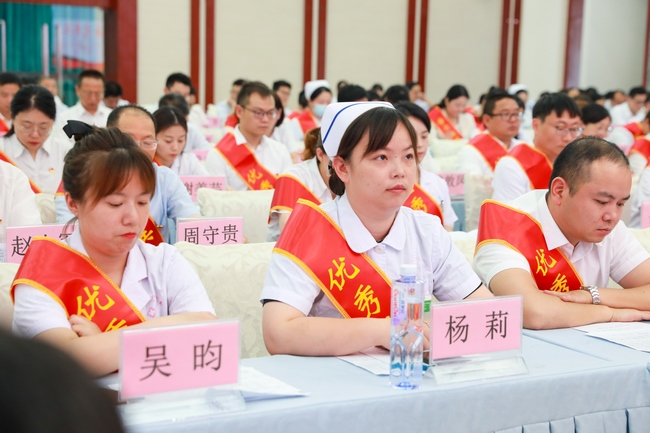 蕪湖新東方醫院召開(kāi)慶祝中國(guó)共産黨成(chéng)立100周年暨“兩(liǎng)優一先”表彰大會(圖4)