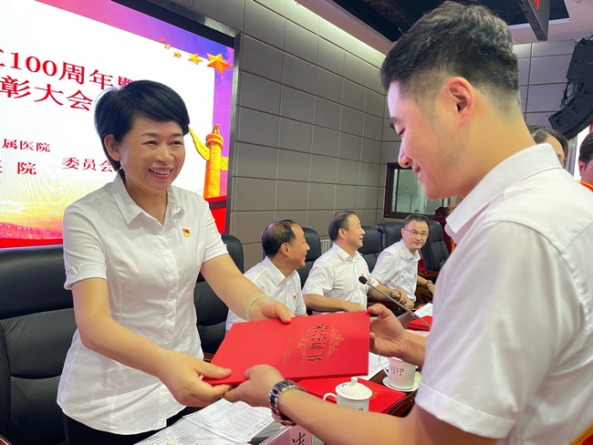 蕪湖新東方醫院召開(kāi)慶祝中國(guó)共産黨成(chéng)立100周年暨“兩(liǎng)優一先”表彰大會(圖6)