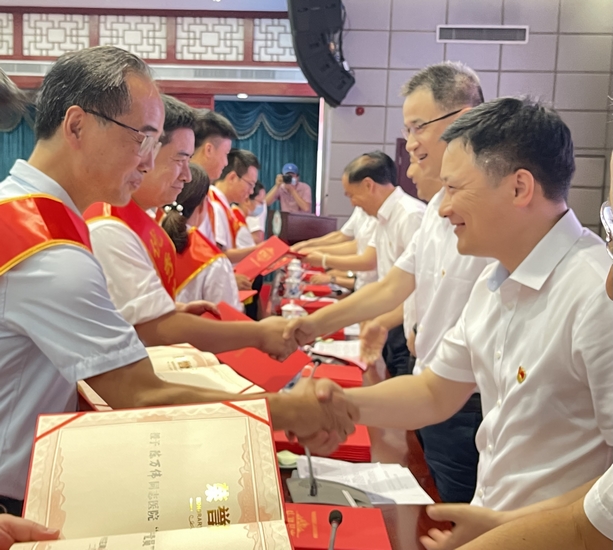 蕪湖新東方醫院召開(kāi)慶祝中國(guó)共産黨成(chéng)立100周年暨“兩(liǎng)優一先”表彰大會(圖10)