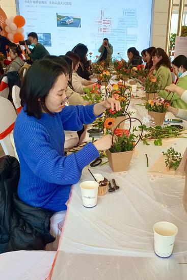 插花會春意 歡樂慶三八——院工會組織開(kāi)展插花花藝活動(圖4)