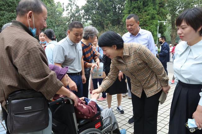 九九重陽 與愛同行——院工會組織離退休職工開(kāi)展“九九重陽節遊園”活動(圖2)