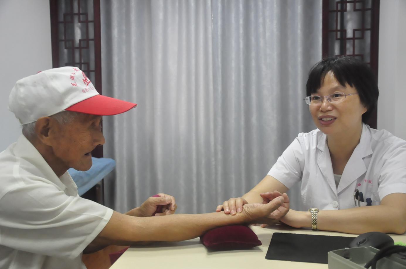 發(fā)揮中醫藥應有作用  彰顯中醫人擔當作爲——記蕪湖新東方醫院急診内科、老年病科主任張榮珍(圖1)